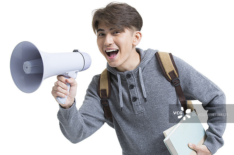 兴奋的男大学生拿着扩音喇叭大喊图片素材