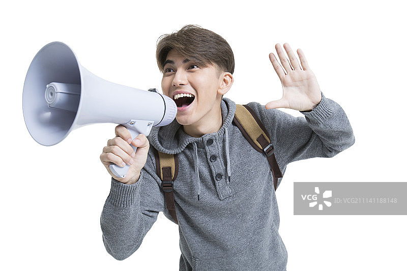 兴奋的男大学生拿着扩音喇叭大喊图片素材