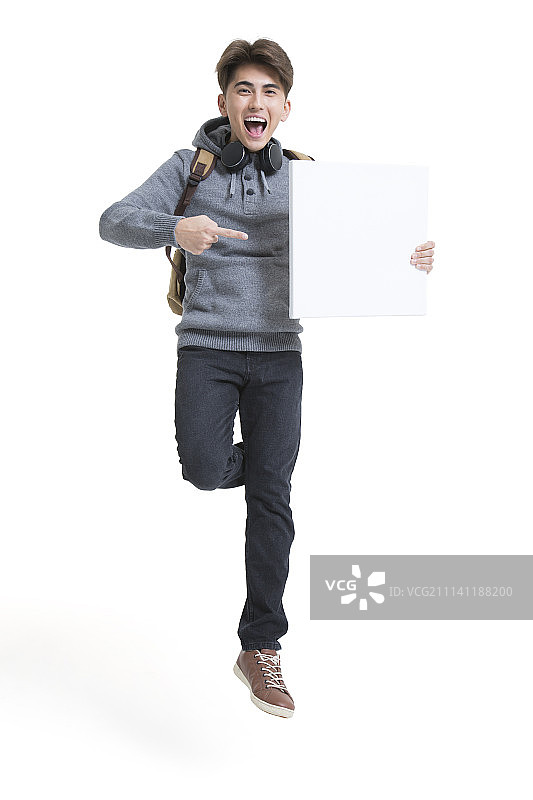 开心的男大学生展示白板图片素材