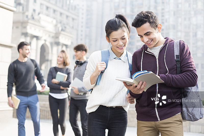 留学生在校园里聊天图片素材