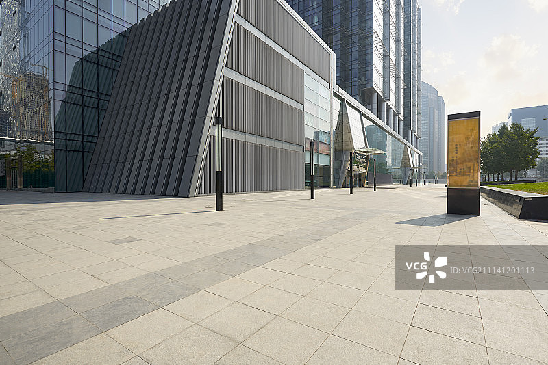 逆光下的豪华购物中心和休闲广场图片素材