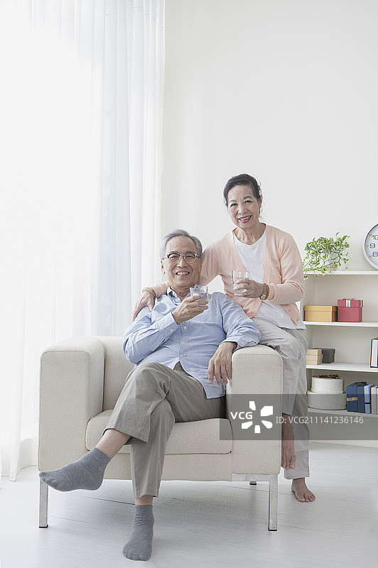 老年夫妻,早晨,饮用水图片素材