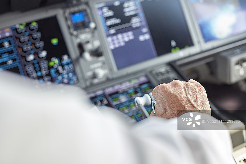 飞行员在驾驶舱内驾驶飞机图片素材