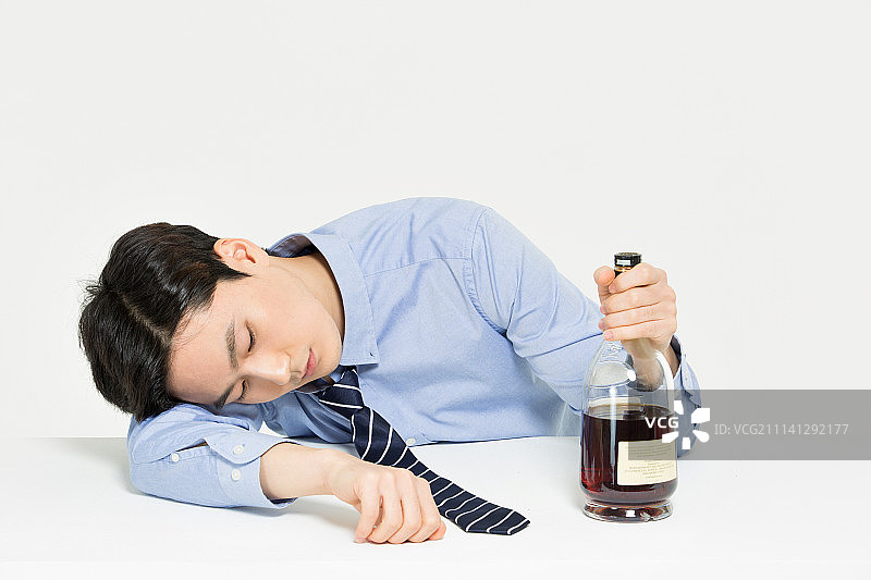 我独自饮酒图片素材