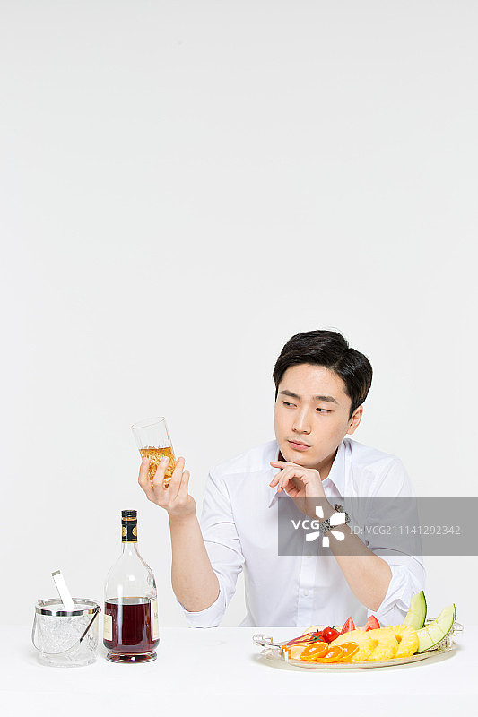 我独自饮酒图片素材