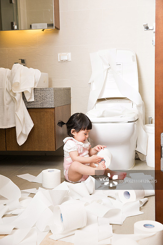 小女孩在浴室里玩卫生纸图片素材