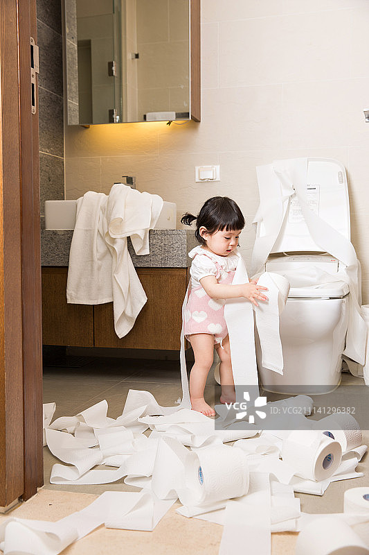 小女孩在浴室里玩卫生纸图片素材