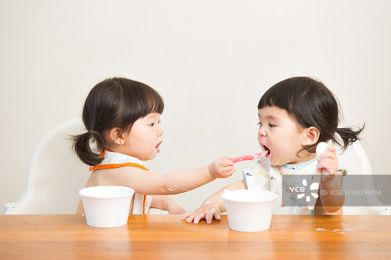 吃酸奶的小女孩图片素材