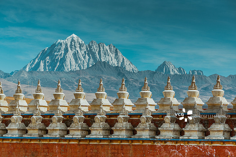 雅拉雪山图片素材