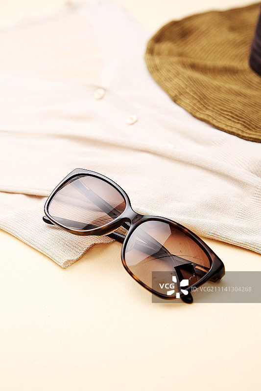 浅色太阳镜图片素材