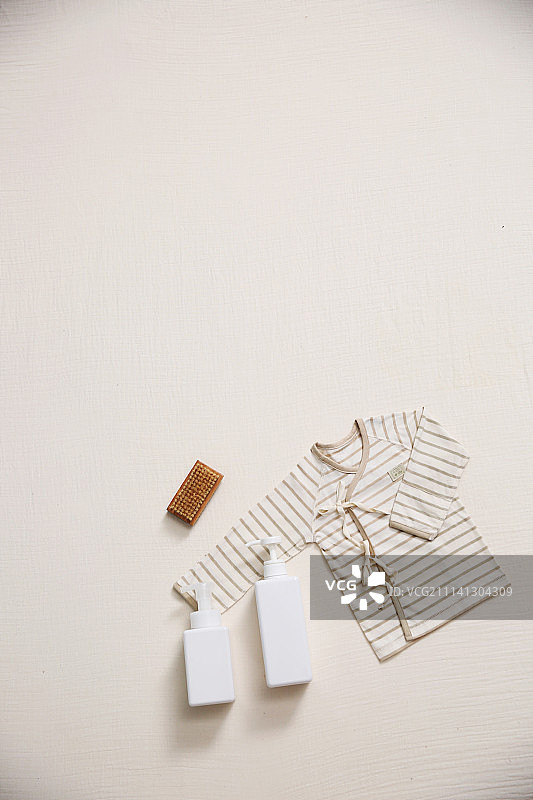 宝宝（实际年龄）、人造材质服装、润肤露图片素材