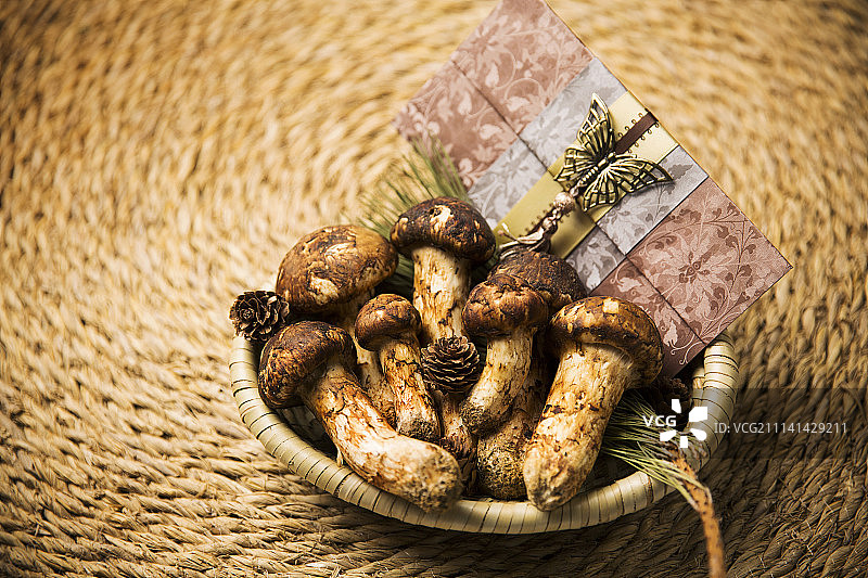 草编篮/托盘上的松茸图片素材