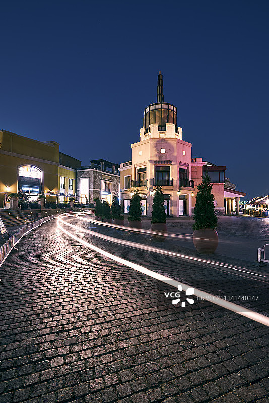 欧洲古堡夜景和道路光轨效果图片素材