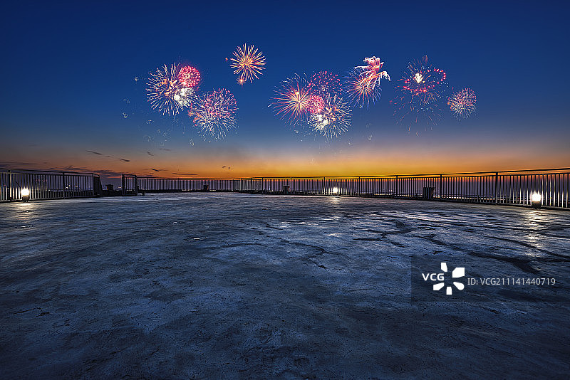 节日焰火下的楼顶直升机停机坪图片素材