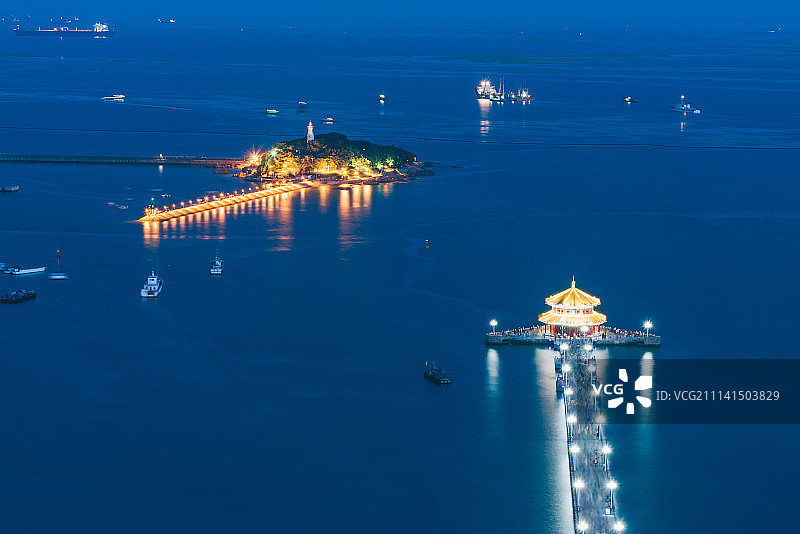 鸟瞰栈桥与小青岛夜景图片素材