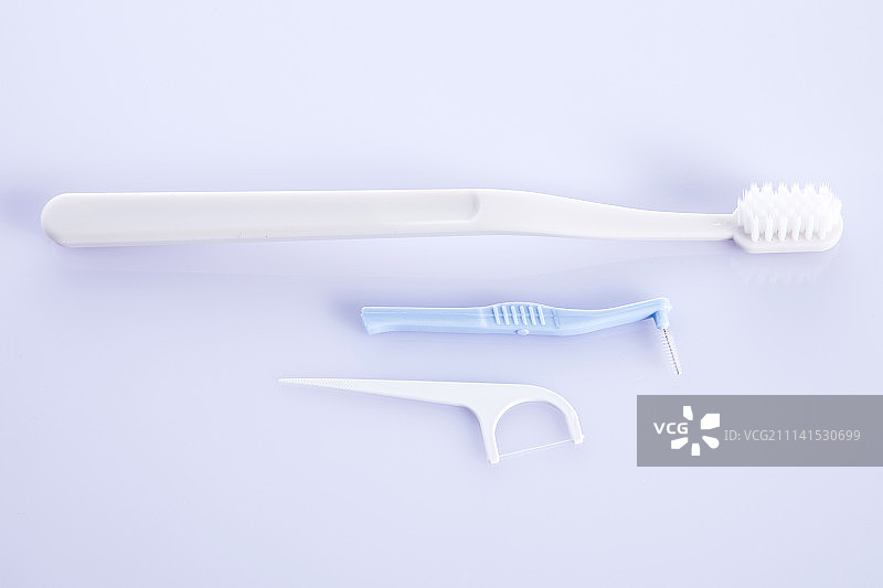 医疗器械摄影：药品、注射器与听诊器图片素材