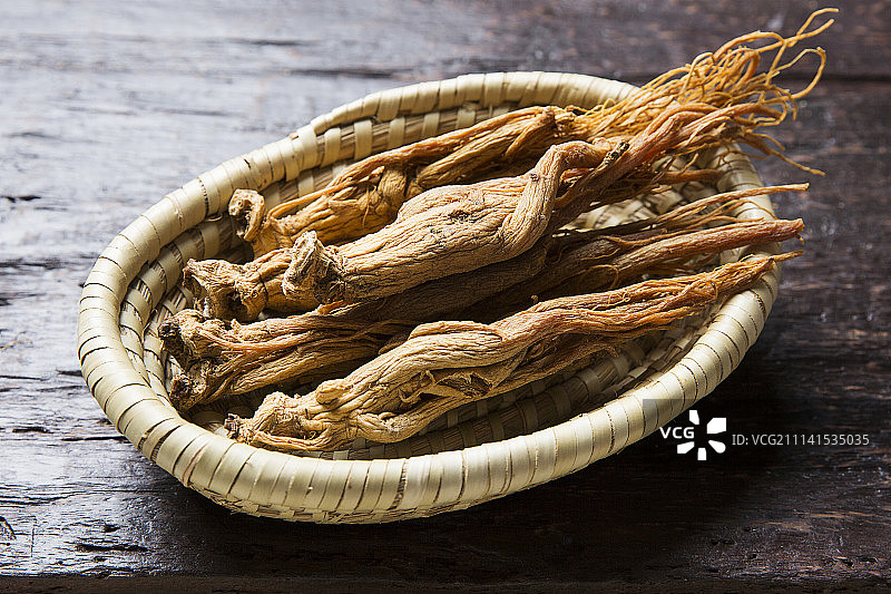 篮子里的红参图片素材