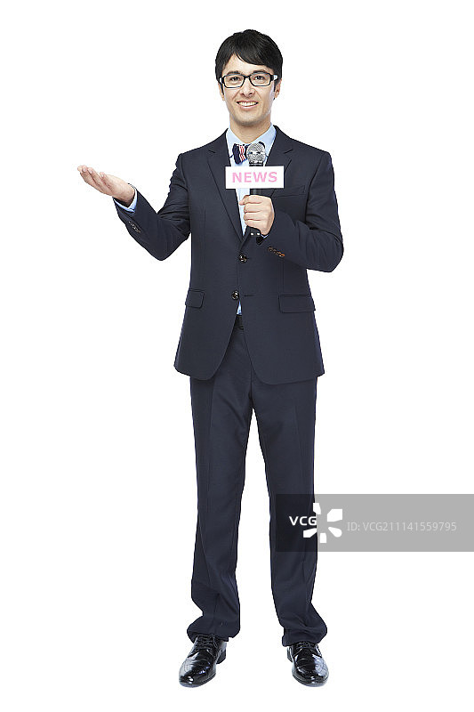 主持人手持麦克风的影棚照图片素材