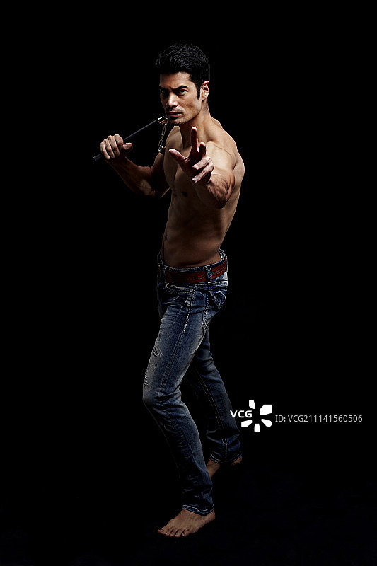 赤膊男人手持双节棍摆姿势图片素材