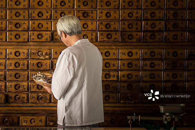 草药店里的年长男人图片素材