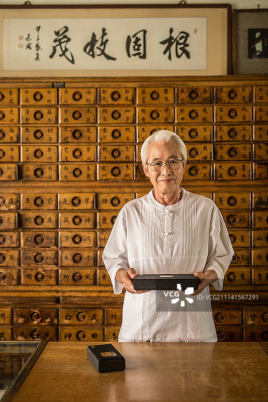 草药店里的年长男人图片素材