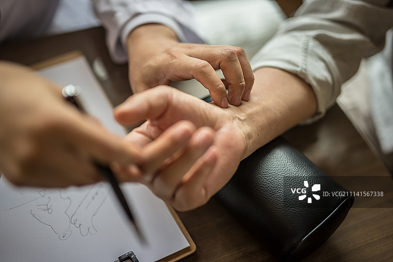 东方医学诊所的医生为病人诊断脉搏图片素材