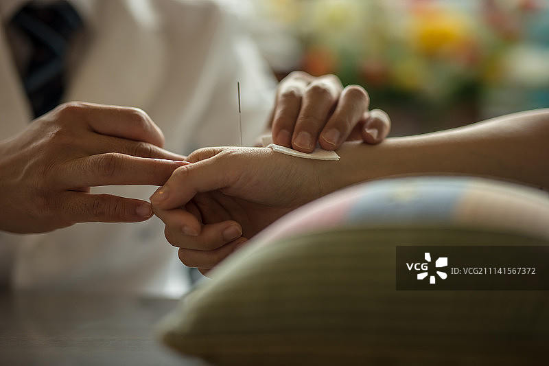 中医诊所医生诊断病人图片素材