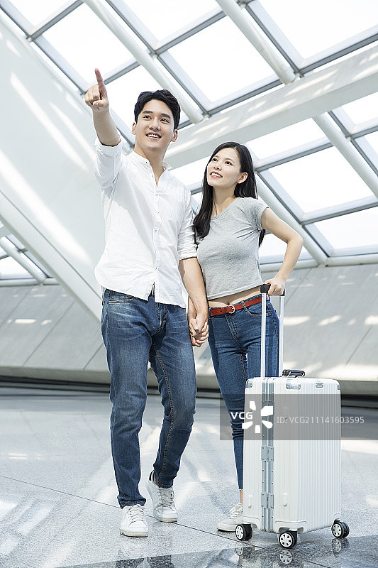 年轻情侣在机场图片素材