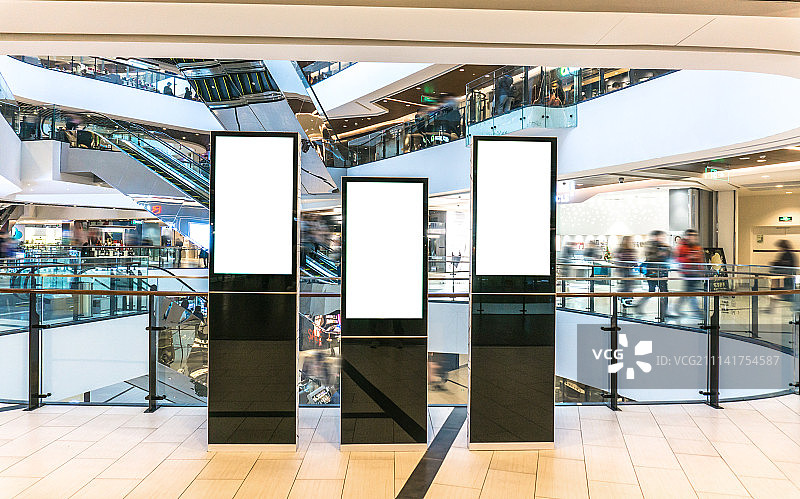 大型购物中心内部空白广告牌图片素材