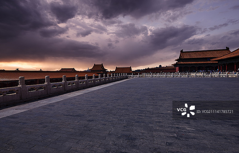 紫色云景下的故宫图片素材