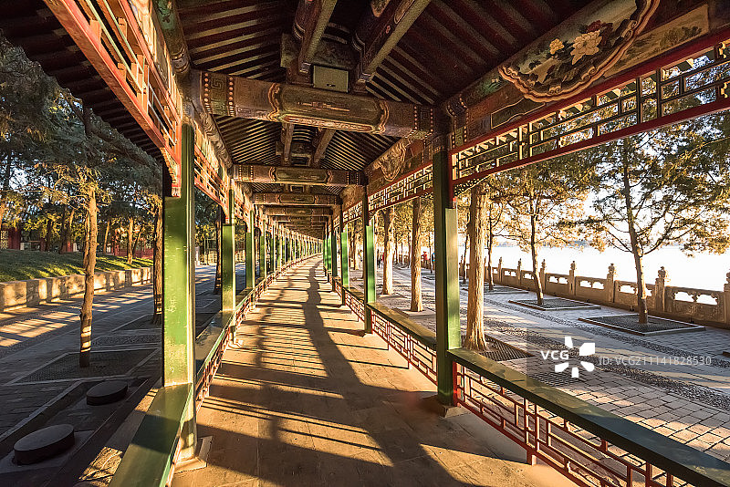 阳光下的颐和园长廊图片素材