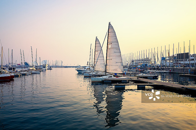 黄昏下海岸港口帆船背景图片素材