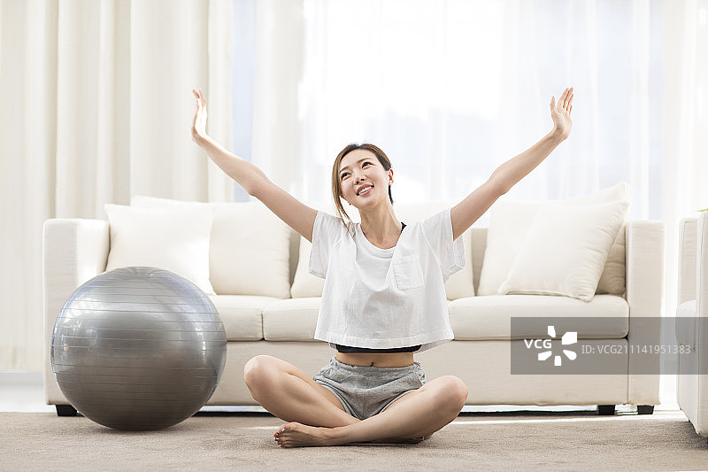 年轻女子在家练习瑜伽图片素材