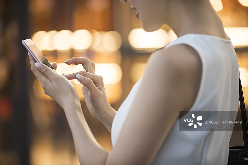 年轻女子使用手机图片素材