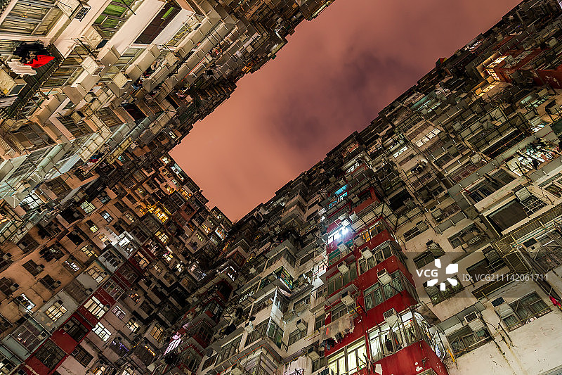 香港鰂鱼涌巨厦夜晚仰视图图片素材