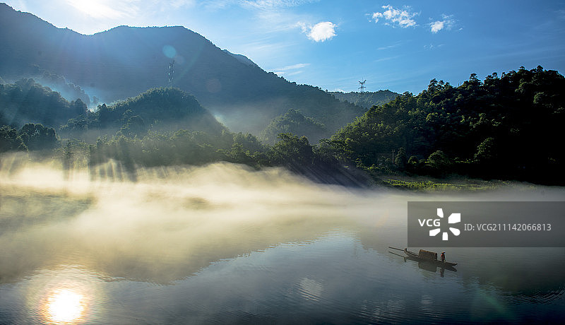 雾漫小东江图片素材