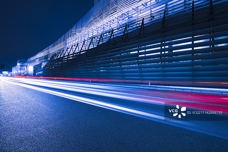 光轨道路和未来感建筑夜景图片素材
