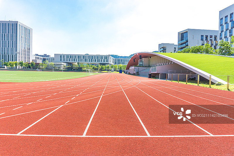 蓝天白云下的操场图片素材