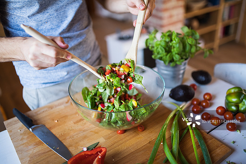 男子正在做饭图片素材