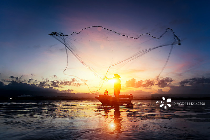 斯里兰卡加勒日落时分的传统渔民剪影图片素材