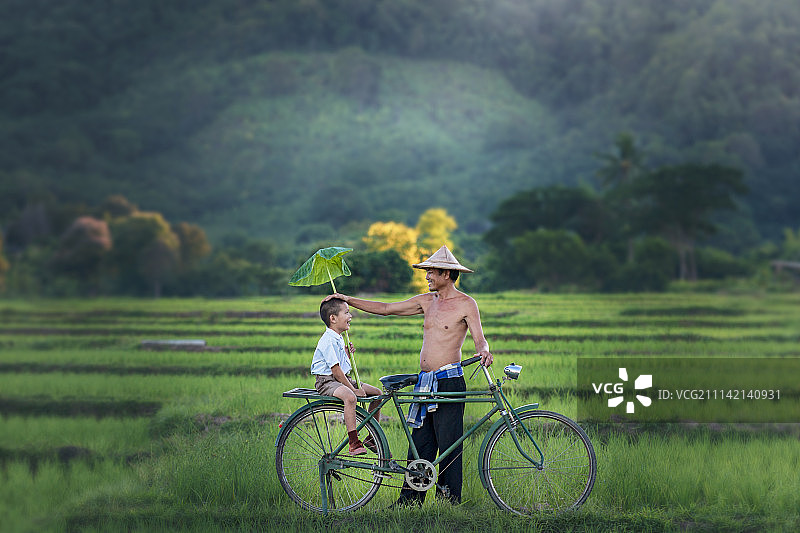 父亲和儿子图片素材