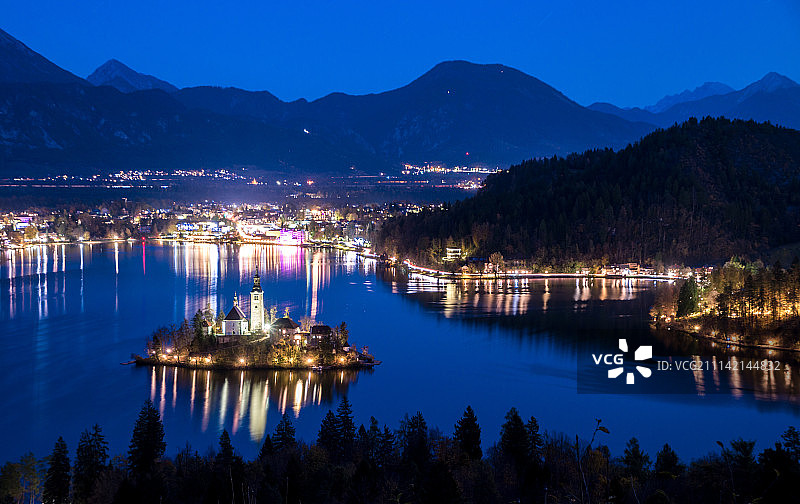 斯洛文尼亚布莱德湖与教堂的傍晚图片素材