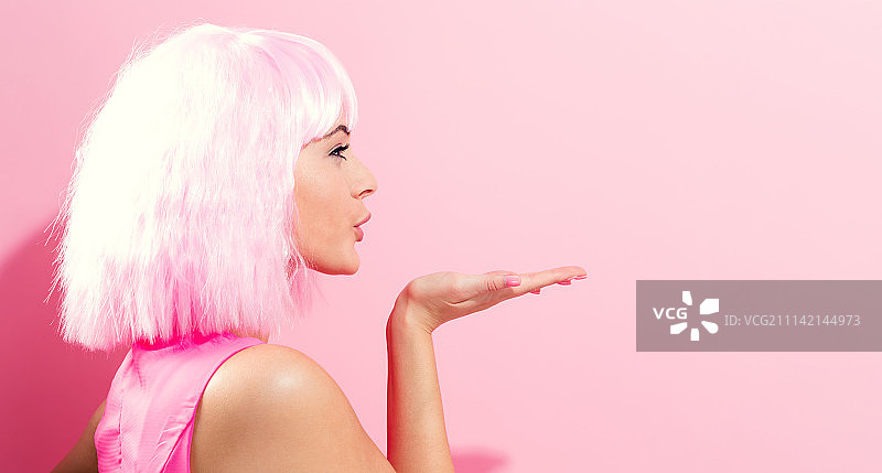 戴着亮粉色假发的美丽女人图片素材