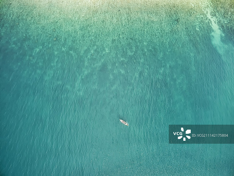海水中的小船正上方视角高清图图片素材