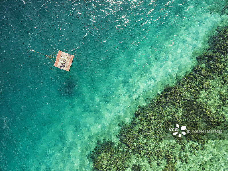 海上日光浴平台航拍高清图图片素材