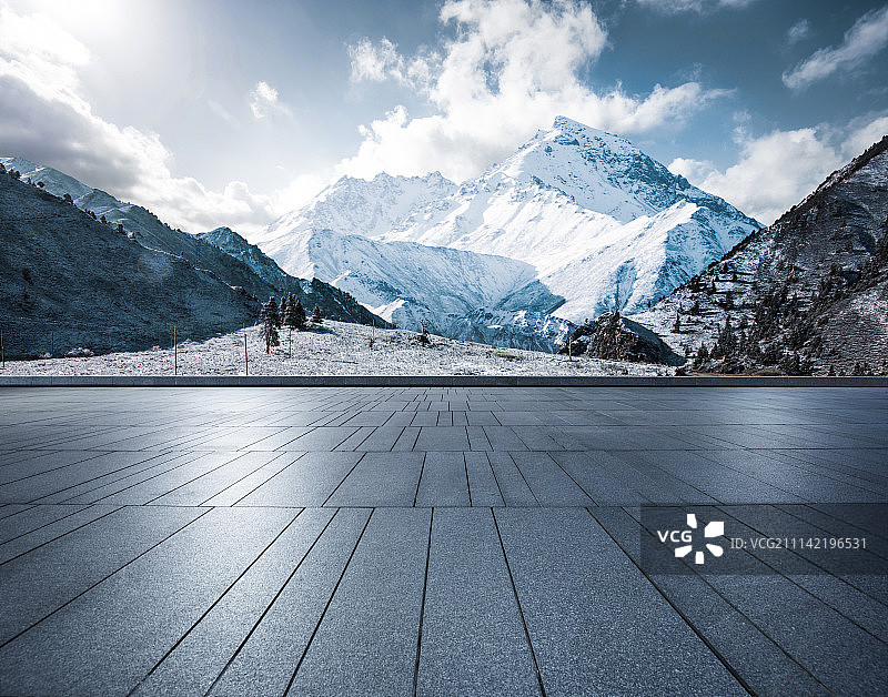 雪山观景台图片素材