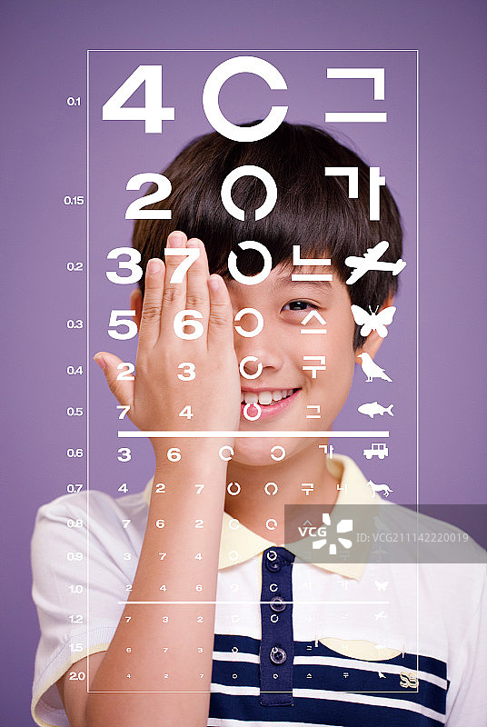 青年的视觉检查图片素材