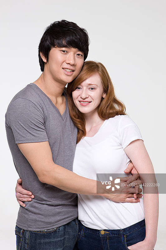 室内：站立，正面视角，两人图片素材