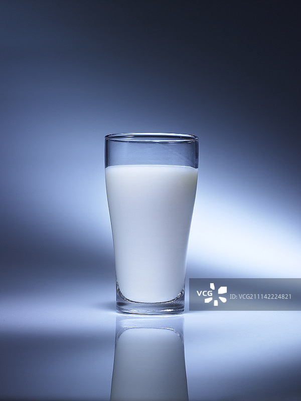室内牛奶品脱玻璃杯图片素材