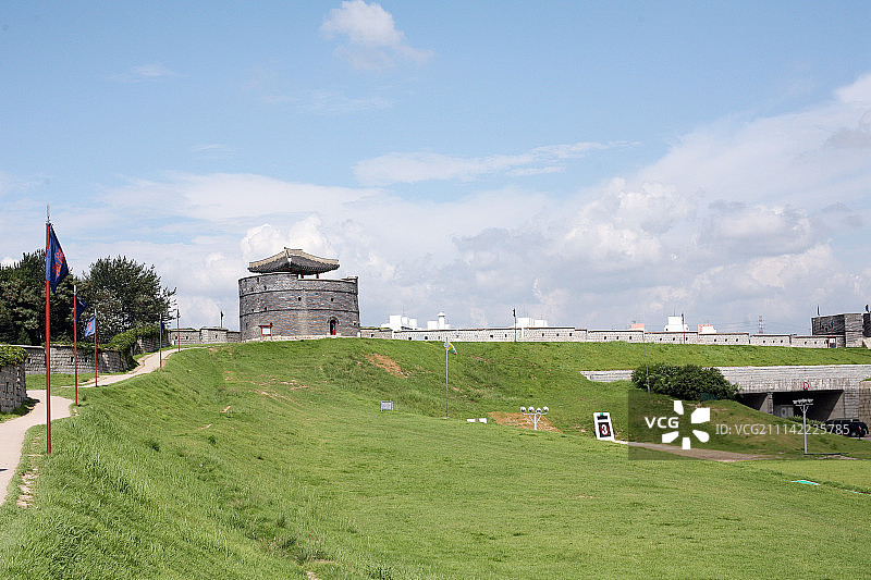 户外天空云朵蓝色旗帜图片素材